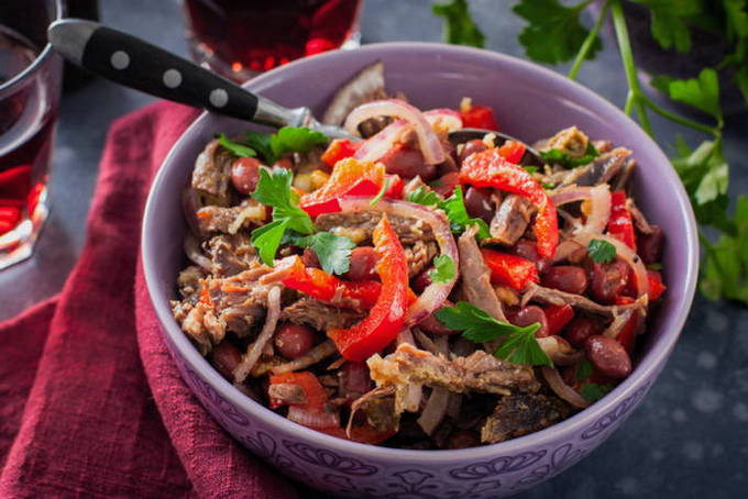 Сытный и простой рецепт салата «Мясной»