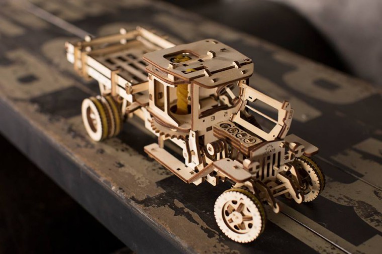 Обзор конструктора UGEARS: деревянный грузовичок, который ездит без батареек