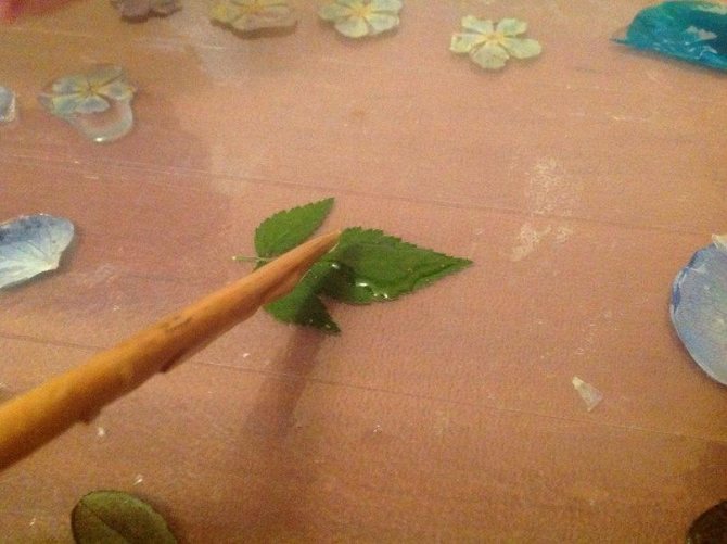 Подставки из эпоксидной смолы, инкрустированные сусальным золотом своими руками