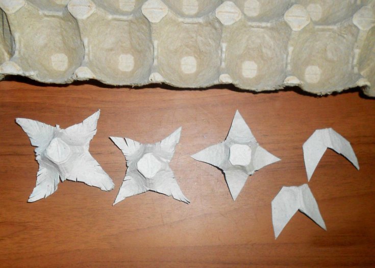 Розы из бумажного лотка для яиц