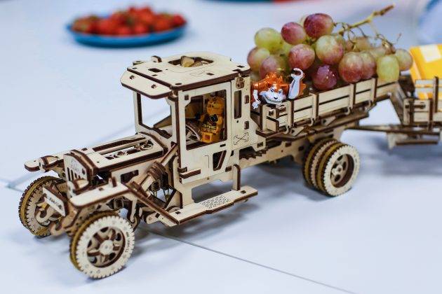 Обзор конструктора UGEARS: деревянный грузовичок, который ездит без батареек