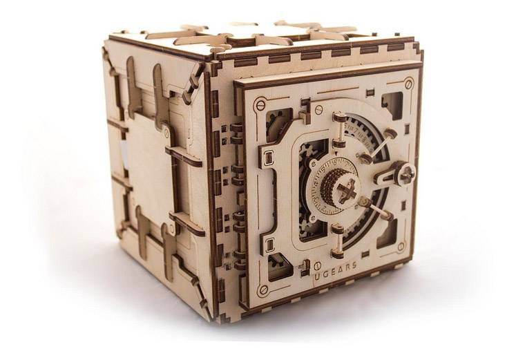 Обзор конструктора UGEARS: деревянный грузовичок, который ездит без батареек