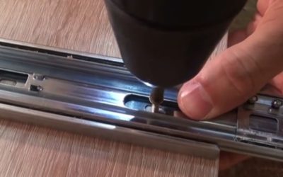 Удлиненная тумба из фанеры со сдвижными дверцами