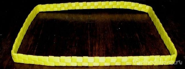 Корзинка из обвязанного шнура для упаковки подарка