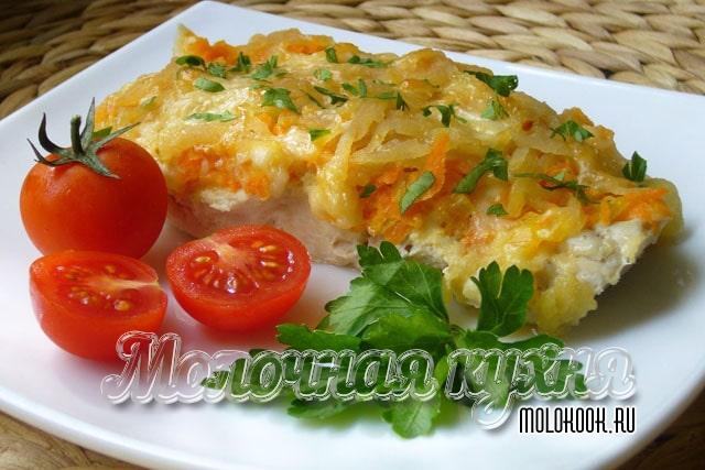 Филе минтая с луком и сметаной