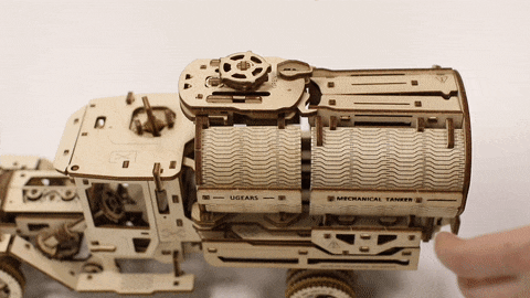 Обзор конструктора UGEARS: деревянный грузовичок, который ездит без батареек