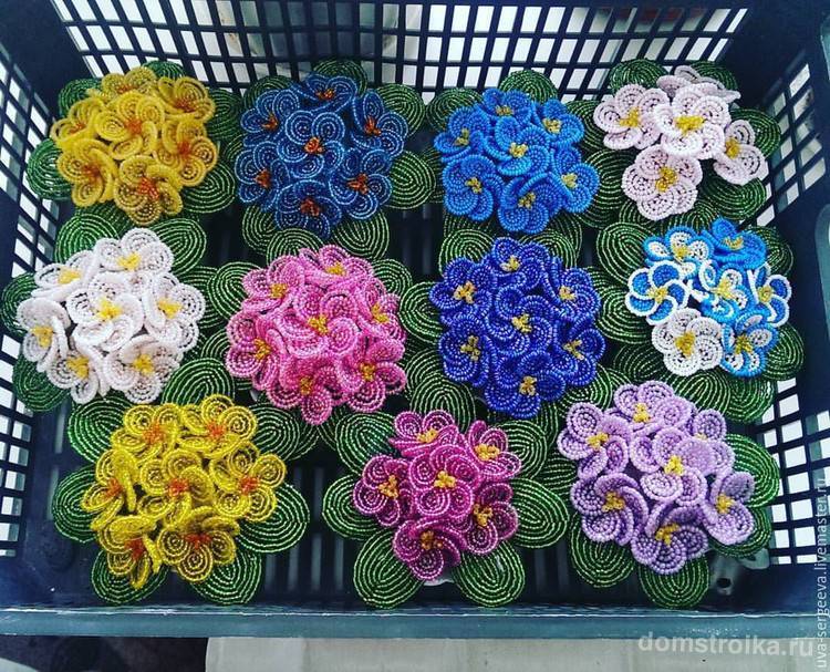 Миленькая фиалочка из бисера