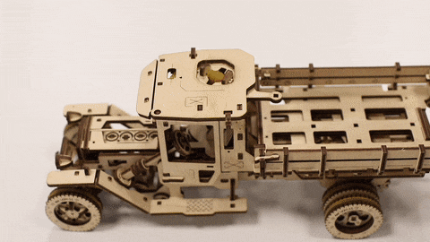 Обзор конструктора UGEARS: деревянный грузовичок, который ездит без батареек