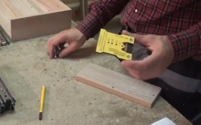 Удлиненная тумба из фанеры со сдвижными дверцами