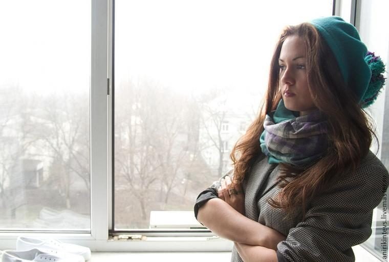 Как украсить вязаную шапку для женщины бусинами, мехом, стразами, бисером. Фото
