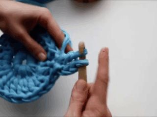 Корзинка из обвязанного шнура для упаковки подарка