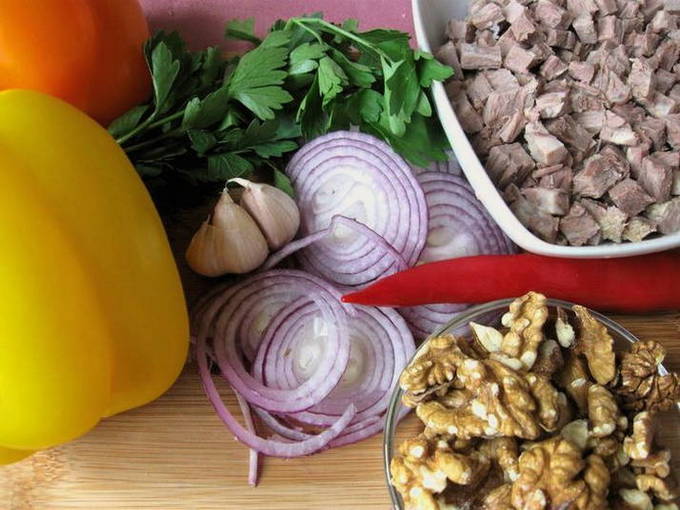 Сытный и простой рецепт салата «Мясной»