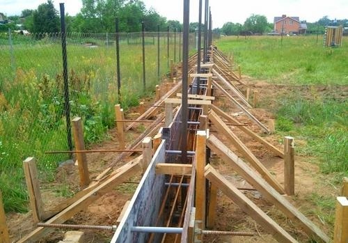 Как сделать железобетонный столб для забора