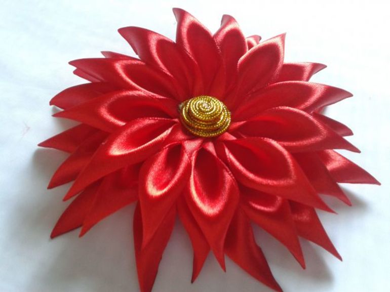 Георгина из атласных лент