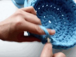 Корзинка из обвязанного шнура для упаковки подарка