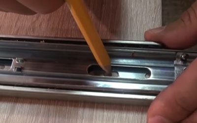 Удлиненная тумба из фанеры со сдвижными дверцами