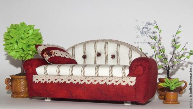 Королевский диван для куклы