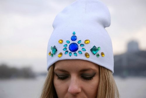 Как украсить вязаную шапку для женщины бусинами, мехом, стразами, бисером. Фото