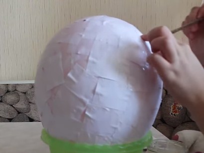 Погремушки из пластиковых яиц от Киндер-Сюрприза